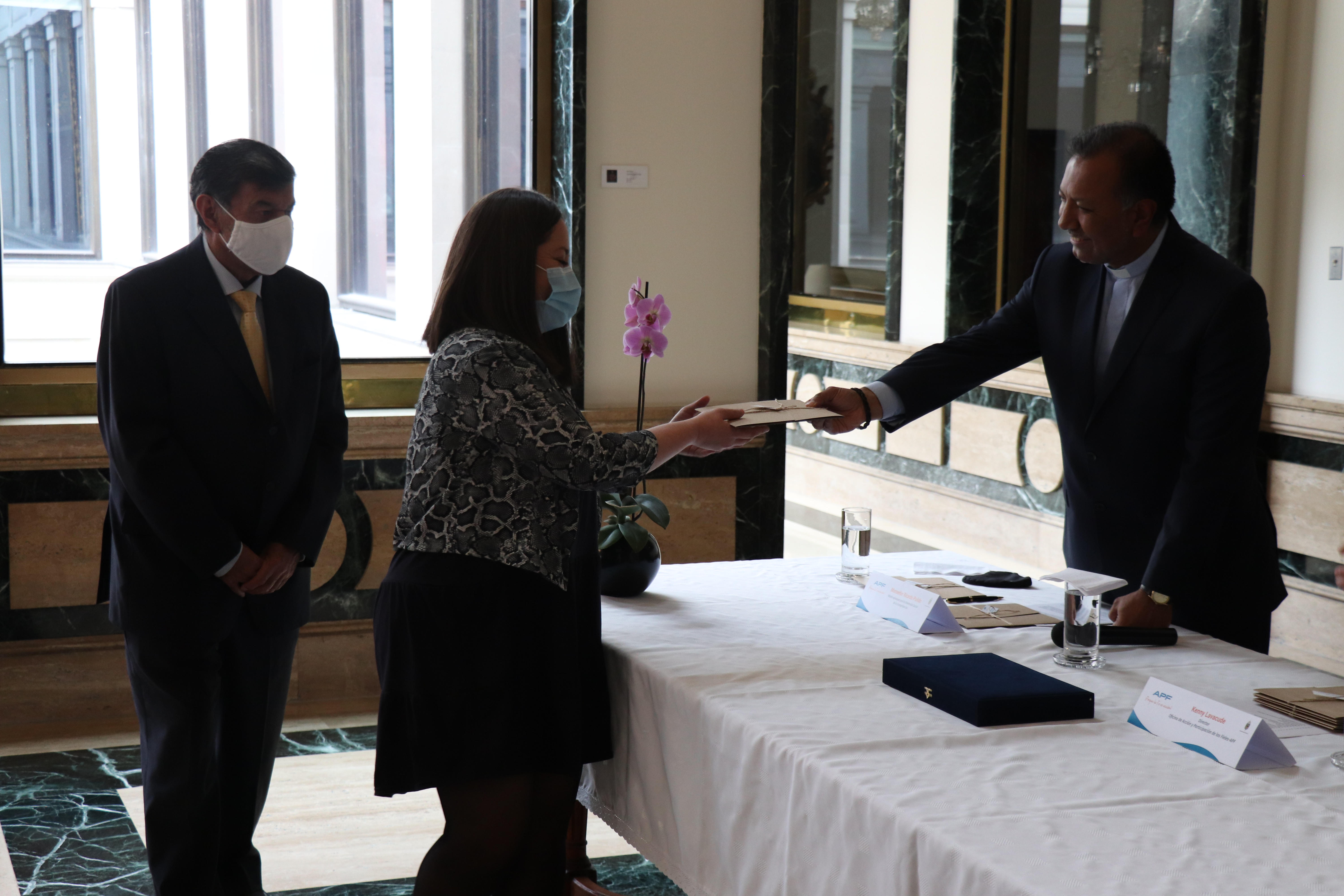 entrega donativos maratón 2