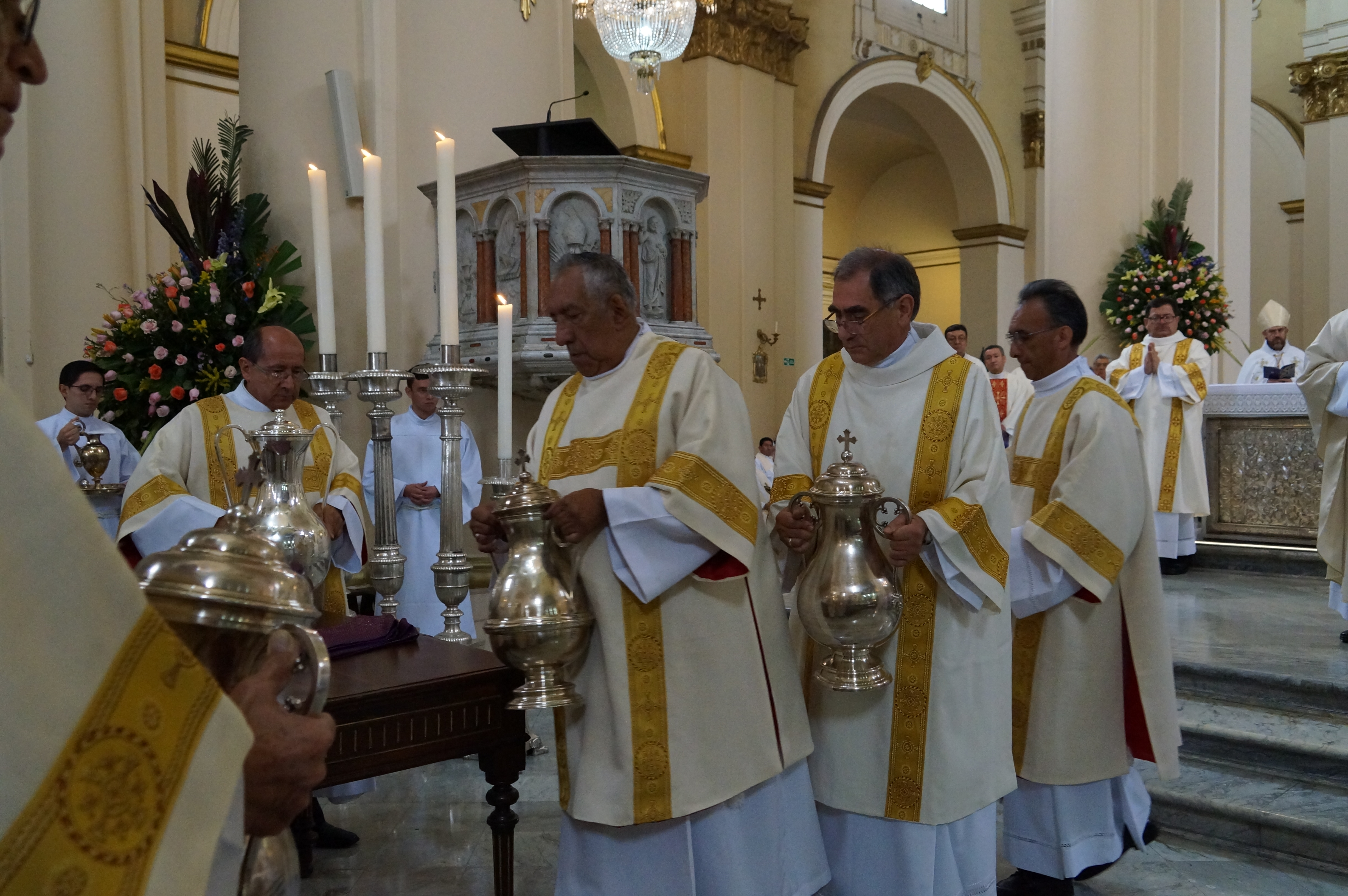 El Papa pide rezar por los guardianes del servicio en la Iglesia: los diáconos
