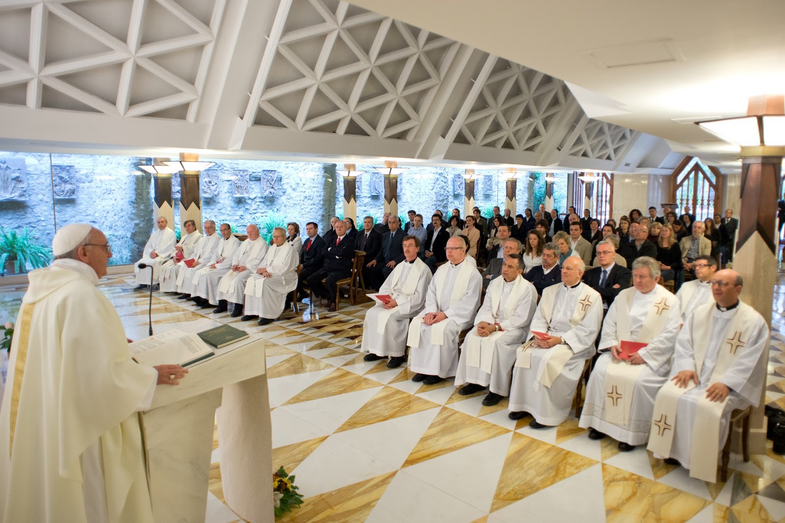 El mundo nos anestesia para que no podamos ver la Cruz afirma el papa Francisco