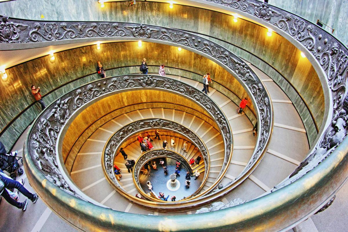 El Papa reconoce la existencia de una atmósfera mundana y principesca en las estructuras eclesiásticas