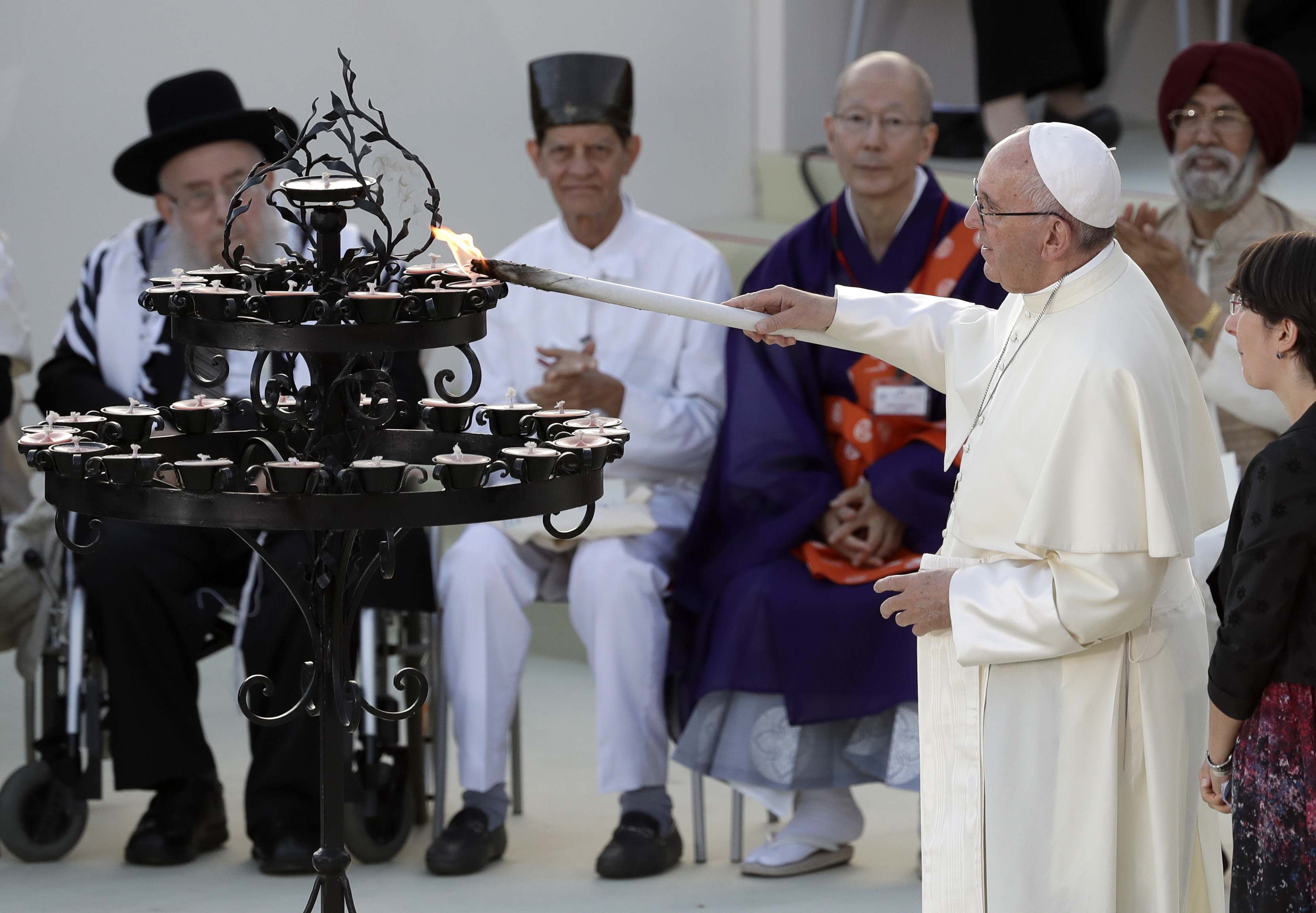 Francisco: “No tenemos armas pero sí creemos en la fuerza humilde y mansa de la oración”