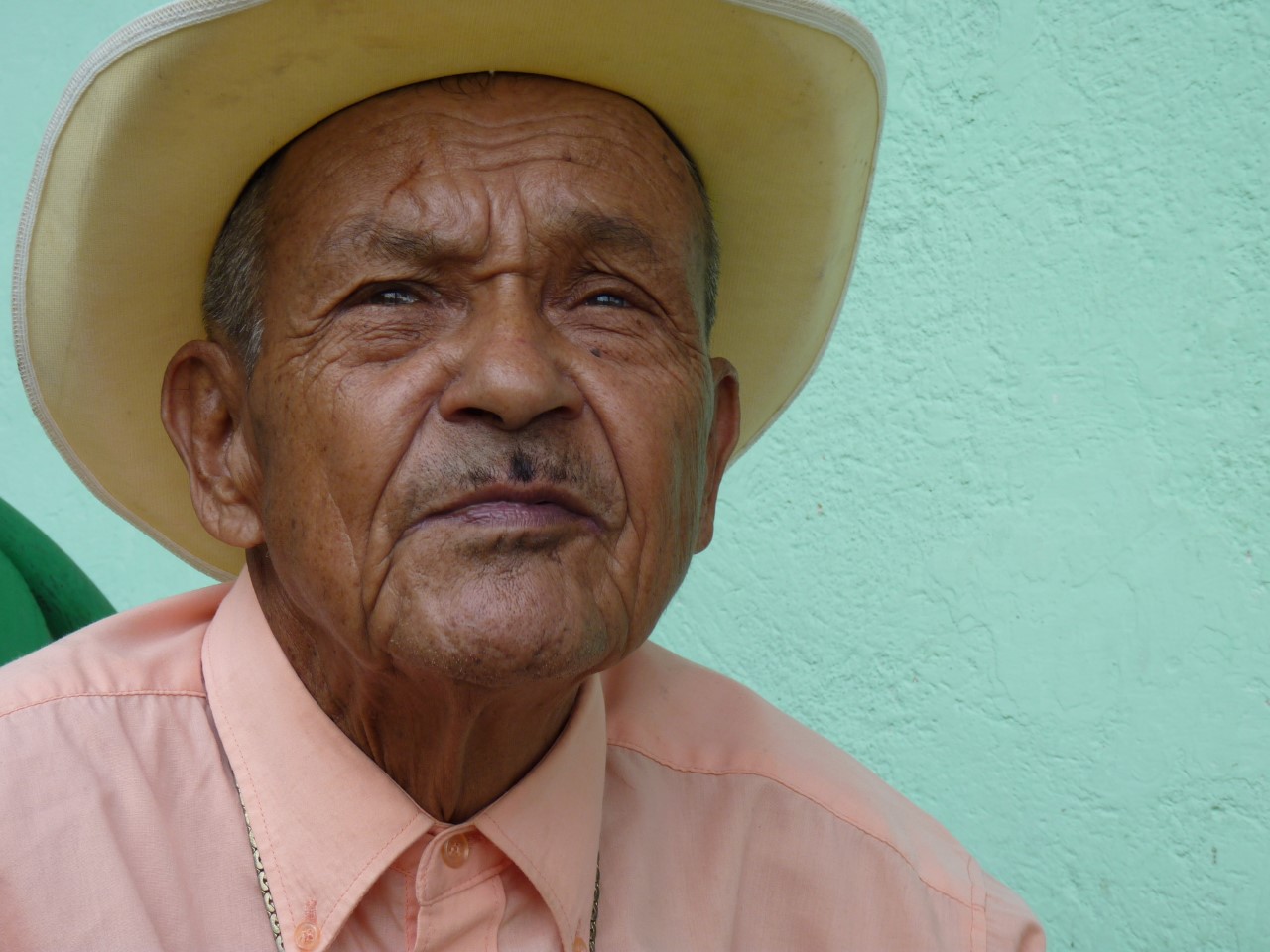 25 abuelitos de Cundinamarca, que viven en condiciones inhumanas, necesitan la ayuda de todos los colombianos