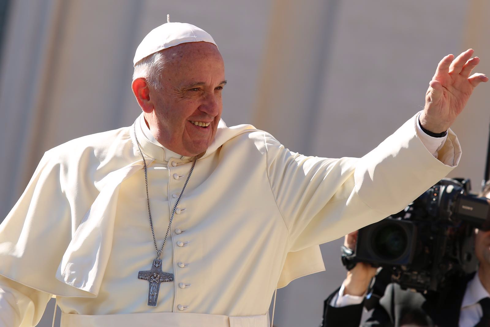 "Dios nos quiere de pie, nos ha creado para estar de pie": Papa Francisco