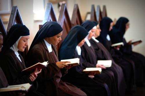 Las comunidades religiosas son como un faro luminoso: Papa