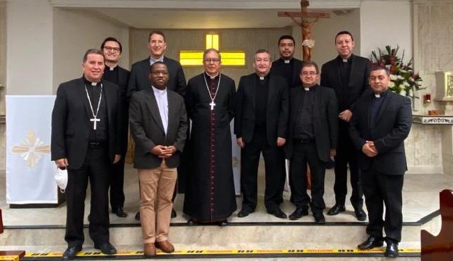 Monseñor Luis José y sacerdotes