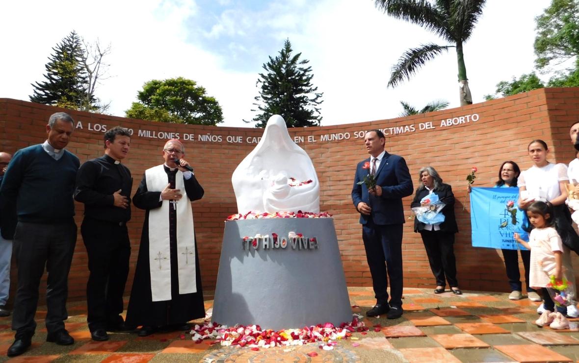 Dos memoriales de los niños no nacidos fueron bendecidos en Colombia.