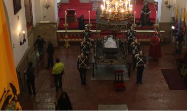 La cruz erguida sobre el mundo sigue en pie como signo de salvación y de esperanza