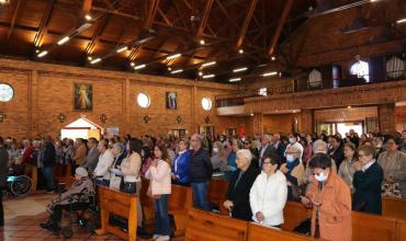 La Vicaría Episcopal Territorial Padre Misericordioso reunió a enfermos, cuidadores, personal médico y pastoral en un encuentro lleno de espiritualidad, amor y gratitud En un ambiente profundamente humano y espiritual, la parroquia San Juan de Ávila, templo jubilar, que hace parte del territorio acogido por la Vicaría Episcopal Padre Misericordioso, en el norte de Bogotá, fue el escenario de una emotiva celebración eucarística por el Jubileo de los enfermos, los geriátricos y sus cuidadores. Cerca de 600